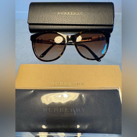 Burberry Sunglasses B4199 - Picture 2 of 12